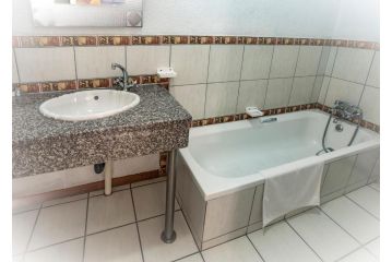Bolivia Lodge Hotel, Polokwane - 4