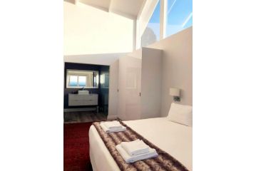 Bright Camps Bay Loft with Stunning Views and Shared Pool Apartment, Cape Town - 5