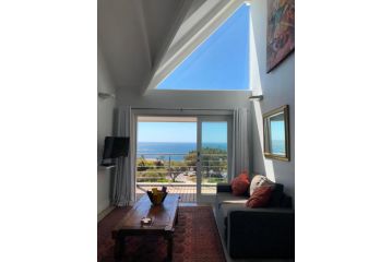 Bright Camps Bay Loft with Stunning Views and Shared Pool Apartment, Cape Town - 4