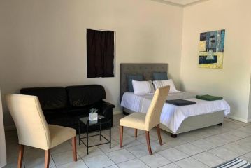 Bright open-plan apartment close to wine tram Apartment, Franschhoek - 5