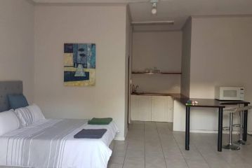 Bright open-plan apartment close to wine tram Apartment, Franschhoek - 3