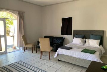 Bright open-plan apartment close to wine tram Apartment, Franschhoek - 4