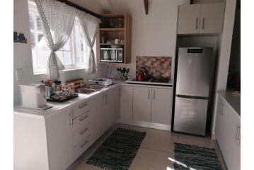 Cape Dutch Flair Apartment, Durbanville - 3