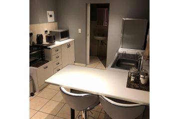 Cassiopeia Corporate Apartments, Cyrildene, Room Purple Rain Apartment, Johannesburg - 4