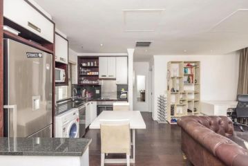 Central and Spacious 1 Bedroom Flat with Swimming Pool Apartment, Cape Town - 3