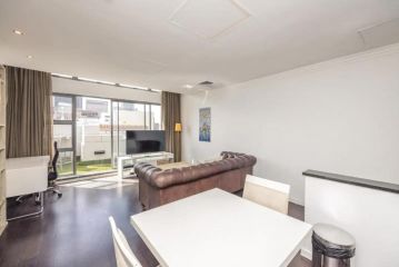Central and Spacious 1 Bedroom Flat with Swimming Pool Apartment, Cape Town - 5