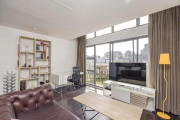 Central and Spacious 1 Bedroom Flat with Swimming Pool Apartment, Cape Town - 4