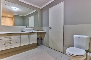 Central Couples home! 24 hour Security Parking Apartment, Cape Town - 1