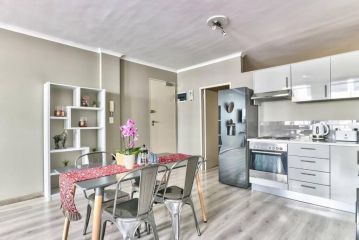 Central Couples home! 24 hour Security Parking Apartment, Cape Town - 2