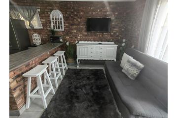 CH OR Tambo International Airport Accommodation 2 Apartment, Boksburg - 1