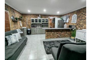 CH OR Tambo International Airport Accommodation 2 Apartment, Boksburg - 2