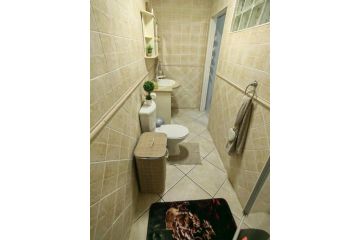 CH OR Tambo International Airport Accommodation 1 Apartment, Boksburg - 5