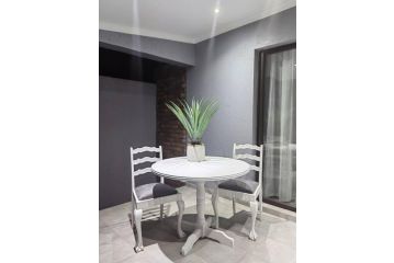CH OR Tambo International Airport Accommodation 1 Apartment, Boksburg - 2