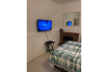 Charming and Fully Renovated Room Guest house, Cape Town - 5