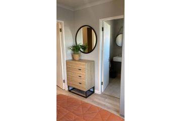Cheerful 2 bedroomed townhouse with patio Apartment, Cape Town - 3
