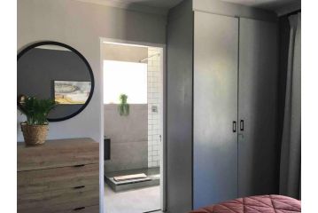 Cheerful 2 bedroomed townhouse with patio Apartment, Cape Town - 1