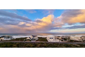 'Tone-in-die-Sand' - Cheerful 4-bedroom home, with indoor & outdoor braai Guest house, Yzerfontein - 2