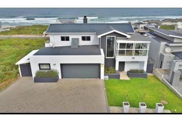 'Tone-in-die-Sand' - Cheerful 4-bedroom home, with indoor & outdoor braai Guest house, Yzerfontein - 4