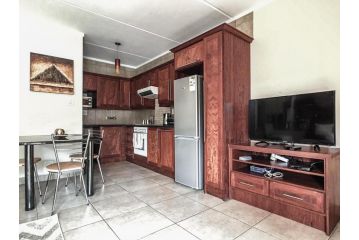 Alimama Spaces: Chelsea Pad Apartment, Johannesburg - 3
