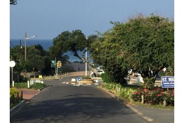 Close To Sea - Upstairs On-Suite Bedroom In Main House Guest house, Durban - 2