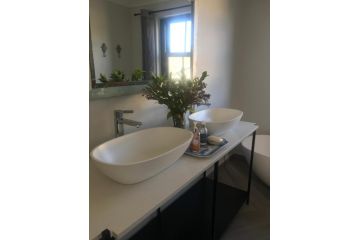 Comfortable Room with Large en suite Bathroom Apartment, Franschhoek - 3