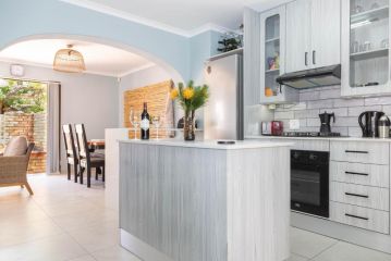 Contemporary 3-bedroom beachfront town house, Blouberg Apartment, Cape Town - 2