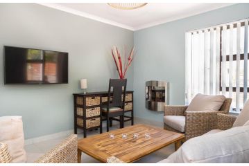 Contemporary 3-bedroom beachfront town house, Blouberg Apartment, Cape Town - 4