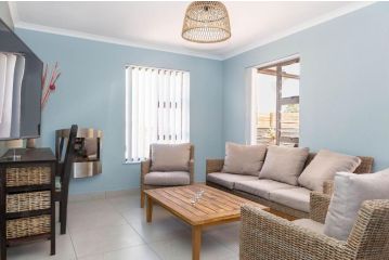 Contemporary 3-bedroom beachfront town house, Blouberg Apartment, Cape Town - 5