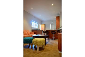 Contemporary 4 Bedroom Home Guest house, Cape Town - 2