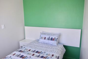 Contemporary 4 Bedroom Home Guest house, Cape Town - 3