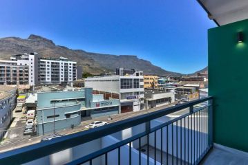 Contemporary arty Studio Balcony Mountain views Apartment, Cape Town - 3