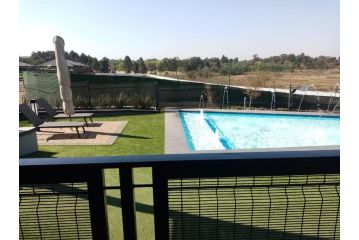 Contemporary, entire apt 10 mins from ORT airport. Apartment, Boksburg - 5