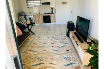 Contemporary, entire apt 10 mins from ORT airport. Apartment, Boksburg - 2