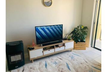 Contemporary, entire apt 10 mins from ORT airport. Apartment, Boksburg - 1