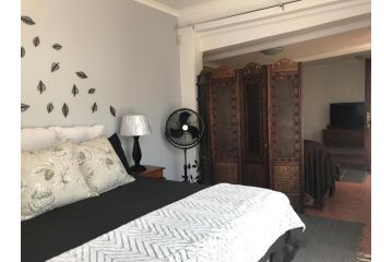 Contemporary Stay at Giraffe Cottage Apartment, Benoni - 1