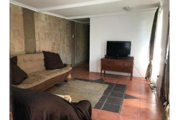Contemporary Stay at Giraffe Cottage Apartment, Benoni - 3