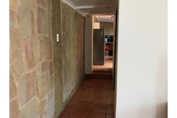 Contemporary Stay at Giraffe Cottage Apartment, Benoni - 5