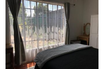 Contemporary Stay at Giraffe Cottage Apartment, Benoni - 4