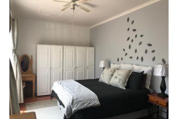 Contemporary Stay at Giraffe Cottage Apartment, Benoni - 2