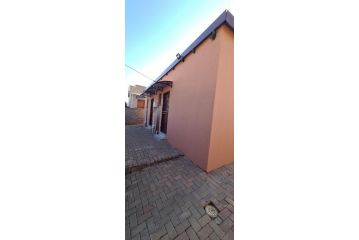 Cosmo city Ext 4 lodge Guest house, Roodepoort - 2