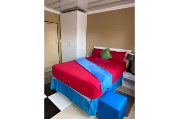 Cosmo city Ext 4 lodge Guest house, Roodepoort - 1