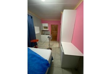 Cosmo city Ext 4 lodge Guest house, Roodepoort - 3
