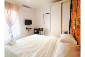 Cosmo Sleepover Guest house, Roodepoort - 3