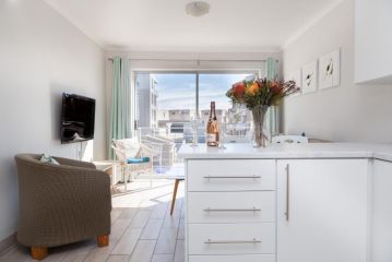 Cosy 1 Bed Apartment 13 Sea Echo Apartment, Cape Town - 2