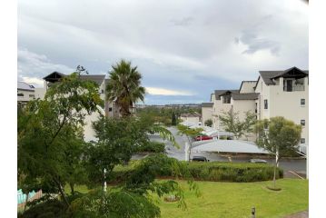 Cosy 2 Bed in a nice complex. Free Wifi & parking. Apartment, Midrand - 1