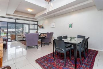 Cosy 2-Bedroom Apartment with Table Mountain Views Apartment, Cape Town - 5