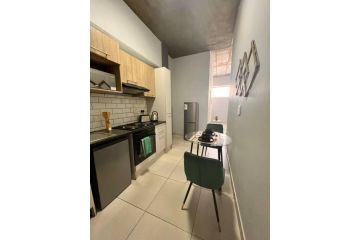 Cosy Bachelor Apartment in Ferndale Apartment, Johannesburg - 3