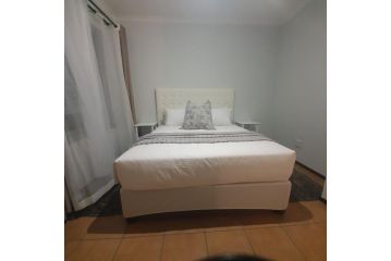 Cosy, stylish, 2 bed apartment, free wifi, Netflix, dstv now Apartment, Midrand - 5