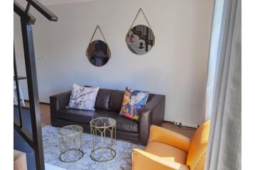 Cosy, stylish, 2 bed apartment, free wifi, Netflix, dstv now Apartment, Midrand - 1