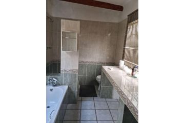 Countryside Garden Cottage, Sleeps 2 Apartment, Midrand - 4